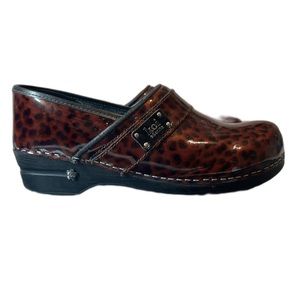 Sanita koi nursing clogs